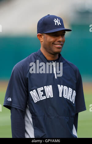 31. Mai 2011; Oakland, Kalifornien, USA;  New York Yankees Relief Pitcher Mariano Rivera (42) erwärmt sich vor dem Spiel gegen die Oakland Athletics im Oakland-Alameda County Coliseum. New York besiegten Oakland 10-3. Stockfoto