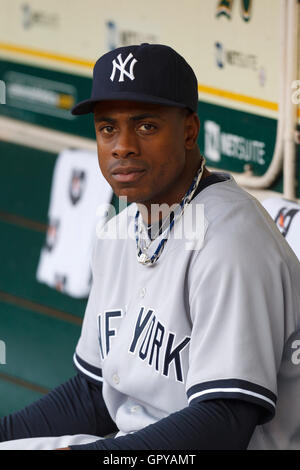 31. Mai 2011; Oakland, Kalifornien, USA;  New York Yankees Center Fielder Curtis Granderson (14) sitzt auf der Trainerbank vor dem Spiel gegen die Oakland Athletics im Oakland-Alameda County Coliseum. New York besiegten Oakland 10-3. Stockfoto