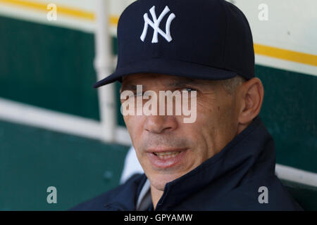 31. Mai 2011; Oakland, CA, USA; New York Yankees-Trainer Joe Girardi (28) sitzt vor dem Spiel gegen die Oakland Athletics im Oakland-Alameda County Coliseum im Dugout. New York besiegte Oakland mit 10:3. Stockfoto