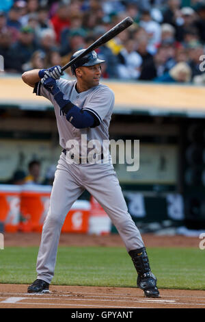 Mai 31, 2011; Oakland, Ca, USA; New York Yankees shortstop Derek Jeter (2) am Hieb gegen die Oakland Athletics im ersten Inning in Oakland-Alameda County Coliseum. New York besiegte Oakland 10-3. Stockfoto