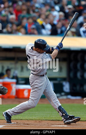 31. Mai 2011; Oakland, Kalifornien, USA;  New York Yankees Shortstop Derek Jeter (2) trifft ein einzelnes gegen die Oakland Athletics im ersten Inning bei Oakland-Alameda County Coliseum. Stockfoto
