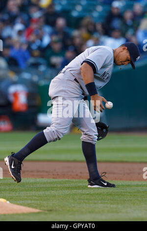 31. Mai 2011; Oakland, CA, USA; der dritte Baseman Alex Rodriguez (13) der New York Yankees wirft den Ball auf einen Feldfehler gegen die Oakland Athletics während des dritten Inning im Oakland-Alameda County Coliseum. Stockfoto