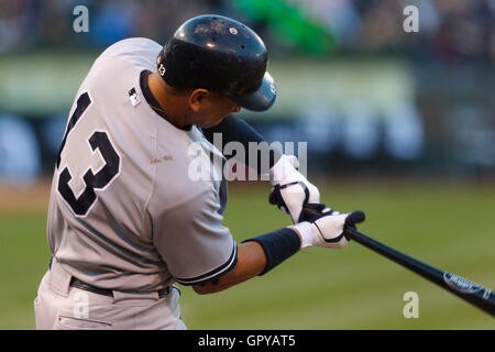 31. Mai 2011; Oakland, Kalifornien, USA;  New York Yankees dritten Basisspieler Alex Rodriguez (13) trifft eine RBI Single gegen die Oakland Athletics während der dritten Inning im Oakland-Alameda County Coliseum. Stockfoto