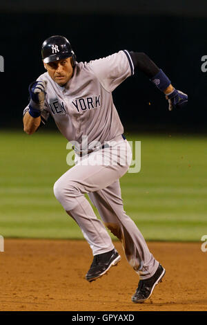 31. Mai 2011; Oakland, Kalifornien, USA;  New York Yankees Shortstop Derek Jeter (2) stiehlt dritten Base gegen die Oakland Athletics während der sechsten Inning im Oakland-Alameda County Coliseum. Stockfoto