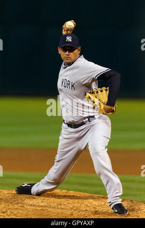 31. Mai 2011; Oakland, Kalifornien, USA;  New York Yankees Relief Pitcher Luis Ayala (38) Stellplätze gegen die Oakland Athletics während der achten Inning im Oakland-Alameda County Coliseum. Stockfoto