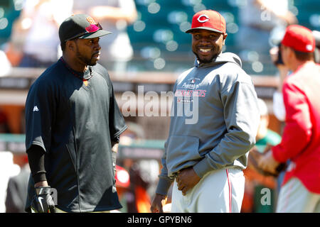 Juni 12, 2011, San Francisco, Ca, USA; Cincinnati Reds zweiter Basisspieler Brandon Phillips (rechts) spricht mit San Francisco Giants infielder Bill Hall (29) vor dem Spiel bei AT&T Park. San Francisco besiegt Cincinnati 4-2. Stockfoto