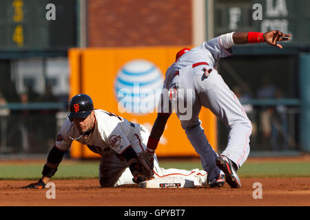 Juni 2011; San Francisco, CA, USA; Andres Torres (56), der Cincinnati Reds zweiter Baseman Brandon Phillips (rechts), wird während des ersten Inning im AT&T Park beim Diebstahl der zweiten Basis erwischt. Stockfoto