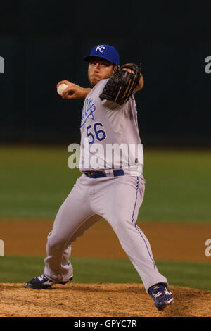 14. Juni 2011; Oakland, Kalifornien, USA;  Kansas City Royals Entlastung Krug Greg Holland (56) Stellplätze gegen die Oakland Athletics im siebten Inning im Oakland-Alameda County Coliseum.  Kansas City besiegte Oakland 7-4. Stockfoto