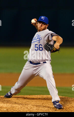 Juni 2011; Oakland, CA, USA; Greg Holland (56) spielt im siebten Inning im Oakland-Alameda County Coliseum gegen die Oakland Athletics. Stockfoto