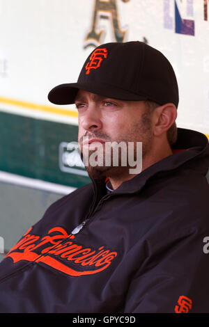 18. Juni 2011; Oakland, Kalifornien, USA;  San Francisco Giants Entlastung Krug Jeremy Affeldt (41) sitzt auf der Trainerbank vor dem Spiel gegen die Oakland Athletics im O.co Coliseum.  Oakland besiegte San Francisco 4-2. Stockfoto