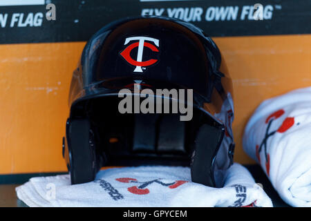 21. Juni 2011; San Francisco, CA, USA;  Gesamtansicht der Minnesota Twins Wimper Helm auf der Trainerbank vor dem Spiel gegen die San Francisco Giants im AT&T Park. Stockfoto