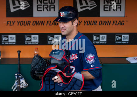 21. Juni 2011; San Francisco, CA, USA;  Minnesota Twins Catcher Joe Mauer (7) steht auf der Trainerbank vor dem Spiel gegen die San Francisco Giants im AT&T Park. Stockfoto