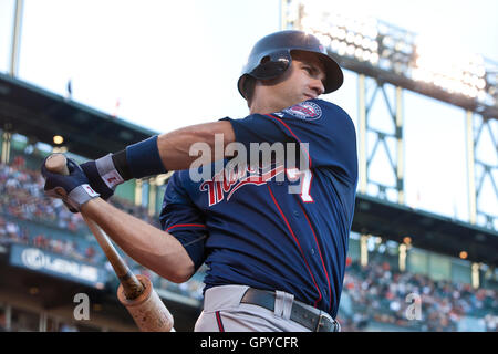 21. Juni 2011; San Francisco, CA, USA;  Minnesota Twins Catcher Joe Mauer (7) erwärmt sich im Kreis auf Deck während der ersten Inning gegen die San Francisco Giants im AT&T Park. Stockfoto