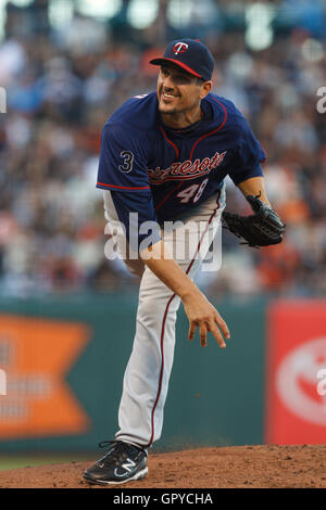 21. Juni 2011; San Francisco, CA, USA;  Minnesota Twins ab Krug Carl Pavano (48) Stellplätze gegen die San Francisco Giants im ersten Inning im AT&T Park. Minnesota besiegt San Francisco 9-2. Stockfoto