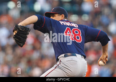 21. Juni 2011; San Francisco, CA, USA;  Minnesota Twins ab Krug Carl Pavano (48) Stellplätze gegen die San Francisco Giants während der zweiten Inning im AT&T Park. Minnesota besiegt San Francisco 9-2. Stockfoto