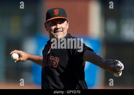 Juli 2011; San Francisco, CA, USA; Bruce Bochy (15), Trainer der San Francisco Giants, spielt während des Schlagtrainings vor dem Spiel gegen die San Diego Padres im AT&T Park. Stockfoto