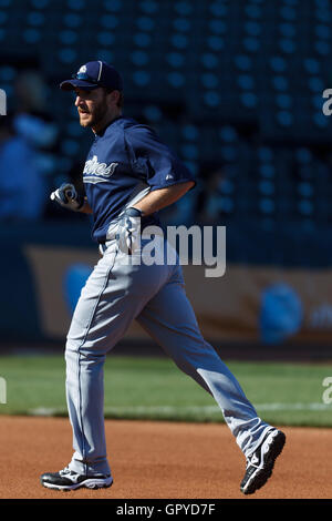 6. Juli 2011; San Francisco, CA, USA;  San Diego Padres Recht Fielder Chris Denorfia (13) erwärmt sich während der Wimper Praxis vor dem Spiel gegen die San Francisco Giants im AT&T Park. San Francisco besiegte San Diego 6-5 in 14 Innings. Stockfoto