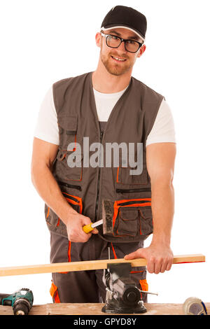 Handwerker in Arbeitskleidung Hämmern Nagel mit Hammer in der heimischen Werkstatt isoliert auf weiß. Stockfoto