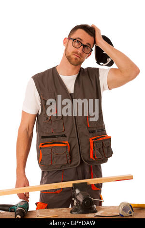 Handwerker in Arbeitskleidung kratzen am Kopf, Blick nach oben, isoliert denken über weiß. Stockfoto