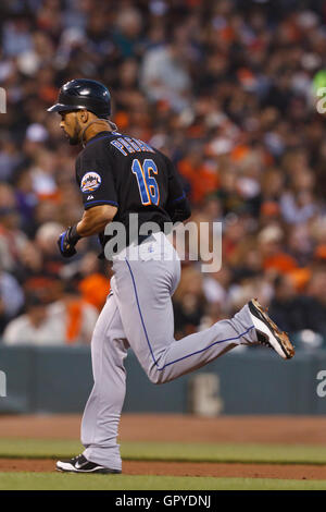 Juli 8, 2011; San Francisco, Ca, USA; New York Mets Mittelfeldspieler angel Pagan (16) runden die Grundlagen nach der Kollision mit einem 2 run Home Run gegen die San Francisco Giants, die während der fünften Inning bei AT&T Park. Stockfoto