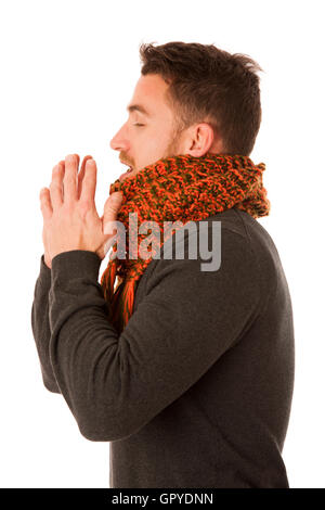 Mann mit Grippe und Fieber eingehülltes Schal Tasse Tee Heilung und Husten über weiß isoliert halten. Stockfoto