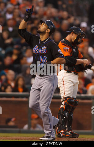 8. Juli 2011; San Francisco, CA, USA;  New York Mets Center Fielder Angel Pagan (16) feiert nach der Kollision einen zwei run Home Run gegen die San Francisco Giants während des fünften Innings im AT&T Park. Stockfoto