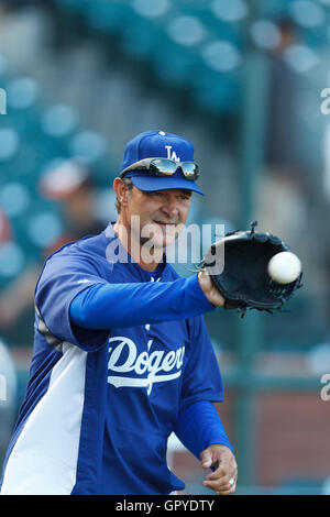 18. Juli 2011; San Francisco, CA, USA;  Los Angeles Dodgers Manager Don Mattingly (8) spielt fangen während der Wimper Praxis vor dem Spiel gegen die San Francisco Giants im AT&T Park. Stockfoto