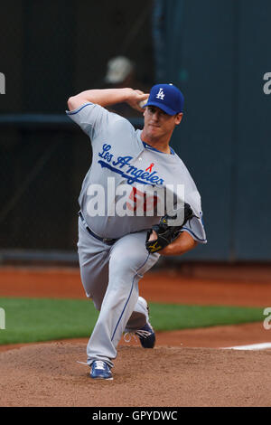 18. Juli 2011; San Francisco, CA, USA;  Ab Los Angeles Schwindler Krug Tschad Billingsley (58) erwärmt sich in der Bull Pen vor dem Spiel gegen die San Francisco Giants im AT&T Park. Stockfoto
