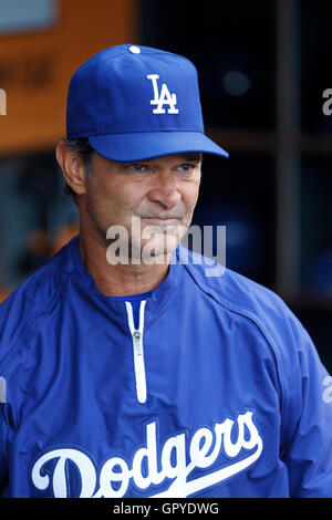 18. Juli 2011; San Francisco, CA, USA;  Los Angeles Dodgers Manager Don Mattingly (8) steht auf der Trainerbank vor dem Spiel gegen die San Francisco Giants im AT&T Park. Stockfoto