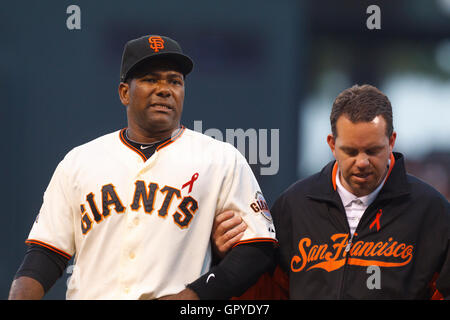 18. Juli 2011; San Francisco, CA, USA;  San Francisco Giants dritte Baseman Miguel Tejada (10) wird durch das medizinische Personal unterstützt, nach einer Verletzung während der dritten Inning gegen die Los Angeles Dodgers im AT&T Park. Stockfoto