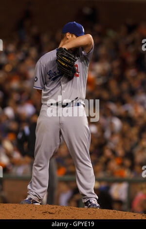 Juli 18, 2011; San Francisco, Ca, USA; Los Angeles Dodgers Krug Chad Billingsley (58) reagiert, nachdem sie herauf vier Durchläufe im sechsten Inning gegen die San Francisco Giants bei AT&T Park. Stockfoto