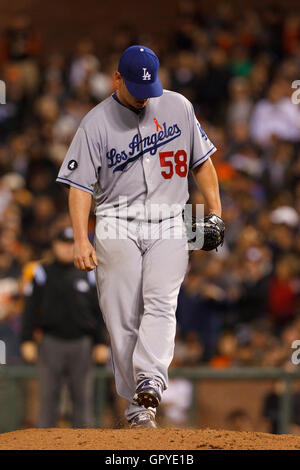 18. Juli 2011; San Francisco, CA, USA;  Ab Los Angeles Schwindler Krug Tschad Billingsley (58) reagiert nach Verzicht auf vier Runs gegen die San Francisco Giants während des sechsten Innings im AT&T Park. Stockfoto