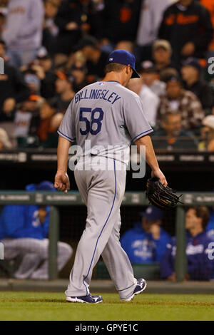 18. Juli 2011; San Francisco, CA, USA;  Ab Los Angeles Schwindler Krug Tschad Billingsley (58) kehrt in der Einbaum nach wird entlastet, während des sechsten Innings gegen die San Francisco Giants im AT&T Park. Stockfoto