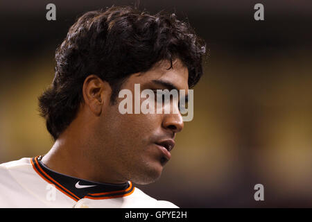 18. Juli 2011; San Francisco, CA, USA;  San Francisco Giants Catcher Hector Sanchez (29) steht auf der Trainerbank gegen die Los Angeles Dodgers während der achten Inning am AT&T Park. San Francisco besiegte Los Angeles 5-0. Stockfoto