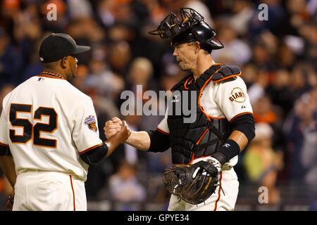 18. Juli 2011; San Francisco, CA, USA;  San Francisco Giants Entlastung Krug Ramon Ramirez (52) feiert mit Catcher Eli Whiteside (22) nach dem Spiel gegen die Los Angeles Dodgers im AT&T Park. San Francisco besiegte Los Angeles 5-0. Stockfoto