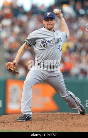 Juli 23, 2011; San Francisco, Ca, USA; Milwaukee Brewers Krug Randy Wolf (43) Plätze gegen die San Francisco Giants im dritten Inning bei AT&T Park. Stockfoto