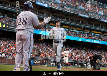 23. Juli 2011; San Francisco, CA, USA;  Milwaukee Brewers linker Feldspieler Ryan Braun (8) ist von erster Basisspieler Prinz Fielder (28) gratulierte, nach der Kollision eines Home Run gegen die San Francisco Giants während des vierten Innings im AT&T Park. Stockfoto