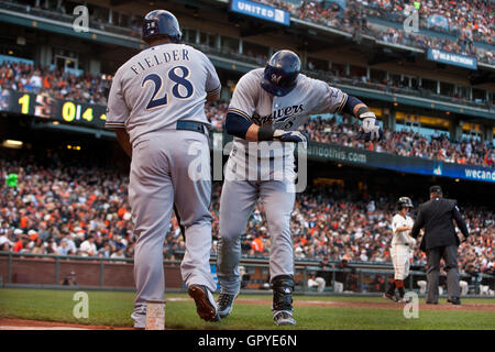 Juli 23, 2011; San Francisco, Ca, USA; Milwaukee Brewers left fielder Ryan Braun (8) beglückwünscht wird von first baseman Prince Fielder (28), nachdem er einen home run gegen die San Francisco Giants im vierten Inning bei AT&T Park. Stockfoto
