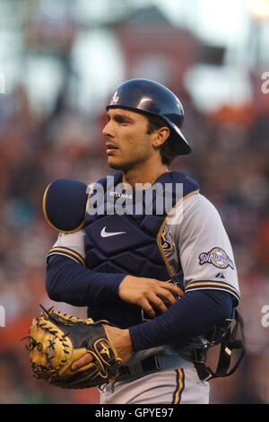 Juli 2011; San Francisco, CA, USA; der Milwaukee Brewers-Catcher George Kottaras (16) steht hinter der Startplatte gegen die San Francisco Giants während des fünften Inning im AT&T Park. San Francisco besiegte Milwaukee mit 4:2. Stockfoto