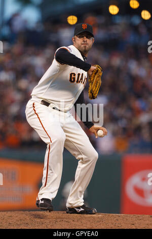 Juli 2011; San Francisco, CA, USA; Jeremy Affeldt (41) spielt im siebten Inning im AT&T Park gegen die Milwaukee Brewers. Stockfoto