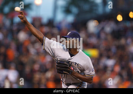 23. Juli 2011; San Francisco, CA, USA;  Milwaukee Brewers Entlastung Krug LaTroy Hawkins (32) Stellplätze gegen die San Francisco Giants im siebten Inning im AT&T Park. Stockfoto