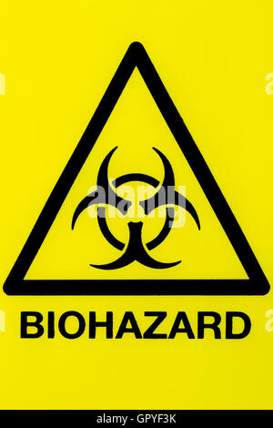 Nahaufnahme von Biohazard Symbol in einem Warndreieck schwarz auf gelb Stockfoto