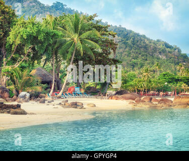 Asiatische tropisches Strandparadies in Thailand Stockfoto