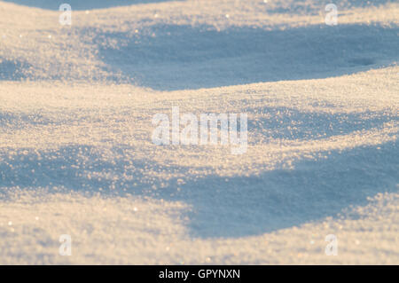 Abstrakte schneebedeckten Oberflächen Hintergrund bei Sonnenaufgang Licht, geringe Schärfentiefe Stockfoto