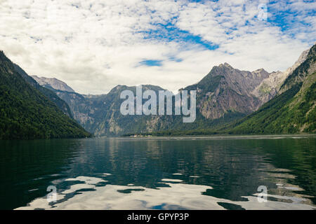 See-Info gegen malerische Wolkengebilde, Berchtesgadener Land, Bayern, Deutschland Stockfoto