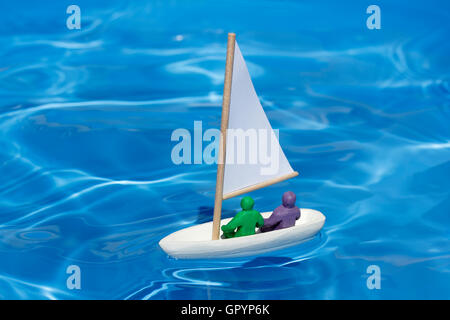 Modellyacht mit Plastilin Menschen Stockfoto