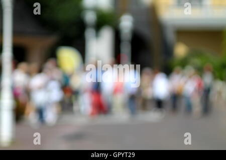 Abstrakte high-Key verschwommenes Bild von Menschen warten in einer Linie. Stockfoto