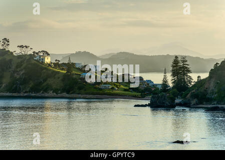 Die Sonne an einem wunderschön ruhig Morgen in New Zealand Bay of Islands Stockfoto