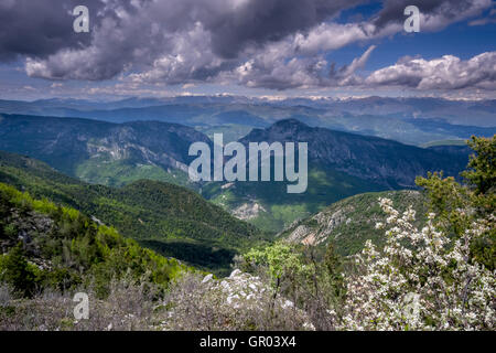 Blick nach Norden in Richtung der Alpen aus der Greoliere Region im Süden von Frankreich. Stockfoto