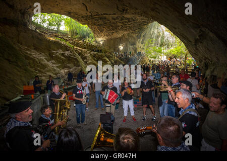 "Zikiro Jate" traditionelle Party in der Höhle der Hexen, an Zugarramurdi (Spanien). Gruppe Musizieren. Akkordeon-Spieler. Stockfoto